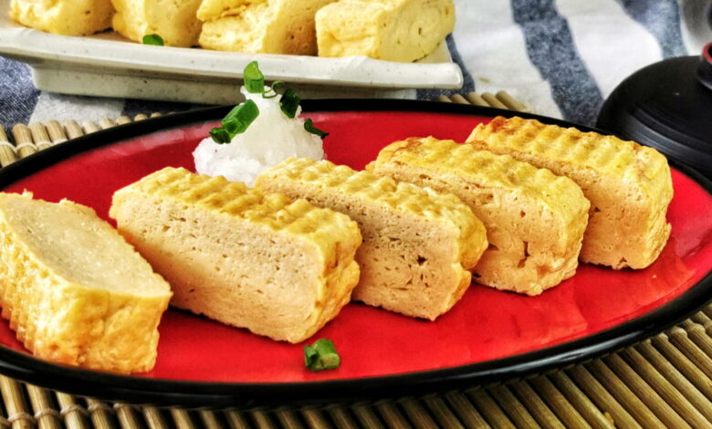 How to make tamagoyaki (Japanese rolled omelet)